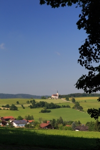 Der Blick zur Wallfahrtskirche Weißenregen